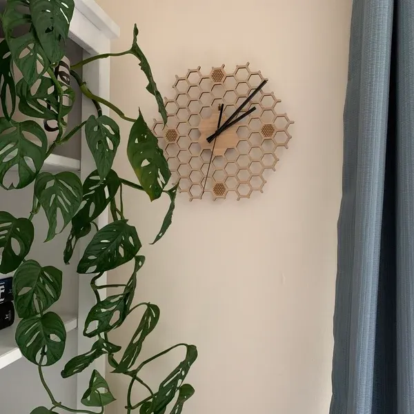 This Silent Honeycomb Clock Review: An End to Ticking?